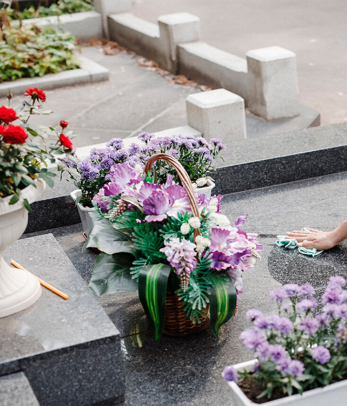 Возложение цветов на могилу